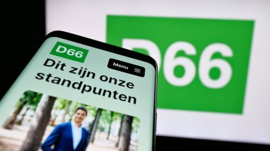 Stuttgart, Almanya - 07-09-2025: Hollandalı siyasi parti Democraten 66 'nın (D66) yer aldığı cep telefonu logonun önünde ekranda. Telefon ekranının sol üst kısmına odaklan.