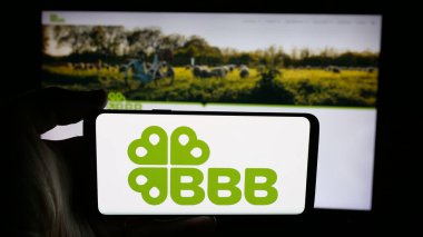 Stuttgart, Almanya - 07-09-2025: Hollandalı parti BoerBurger Beweging 'in (BBB) logosunun bulunduğu cep telefonu web sayfası önünde ekranda. Telefon ekranına odaklan.