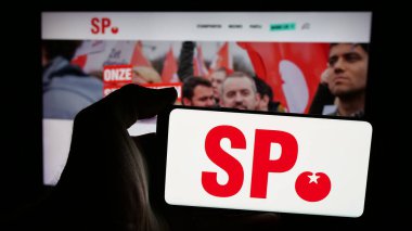 Stuttgart, Almanya - 07-09-2025: Hollandalı parti Socialistische Partij 'in (SP) logosunun bulunduğu cep telefonu web sayfası önünde duruyor. Telefon ekranına odaklan.