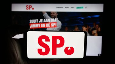Stuttgart, Almanya - 07-09-2025: Hollandalı parti Socialistische Partij 'in (SP) logosunun bulunduğu cep telefonu web sayfası önünde duruyor. Telefon ekranına odaklan.