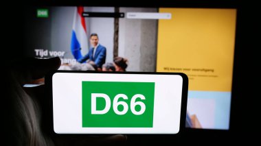 Stuttgart, Almanya - 07-09-2025: Hollandalı siyasi parti 66 'nın logosunun bulunduğu cep telefonu web sayfası önünde ekranda. Telefon ekranına odaklan.