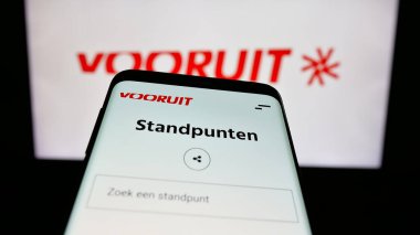 Stuttgart, Almanya - 07-10-2025: Flaman siyasi partisi Vooruit 'in web sitesi logonun önünde ekranda. Telefon ekranının sol üst kısmına odaklan.