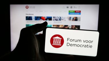Stuttgart, Almanya - 07-10-2025: Hollanda partisi Forum Voor Democratie 'nin (FvD) logosuna sahip cep telefonu web sayfası önünde ekranda. Telefon ekranına odaklan.