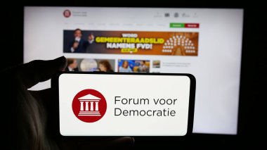 Stuttgart, Almanya - 07-10-2025: Hollandalı parti Forum voor Democratie (FvD) logosunun bulunduğu cep telefonu web sayfası önünde. Telefon ekranına odaklan.