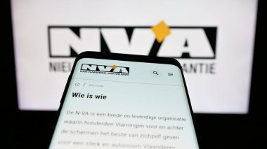 Stuttgart, Almanya - 07-10-2025: Belçika partisi Nieuw-Vlaamse Alliantie 'nin (N-VA) web sitesi logonun önünde ekranda. Telefon ekranının sol üst kısmına odaklan.