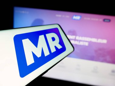 Stuttgart, Almanya - 07-10-2025: İnternet sitesi önünde ekranda Belçika partisi Mouvement Reformatör 'ün (MR) logosuna sahip akıllı telefon. Telefon ekranının merkez soluna odaklan.