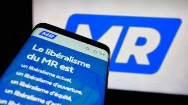 Stuttgart, Almanya - 07-10-2025: Belçika partisi Mouvement Reformatör 'ün (MR) yer aldığı cep telefonu logosu önünde ekranda. Telefon ekranının sol üst kısmına odaklan.