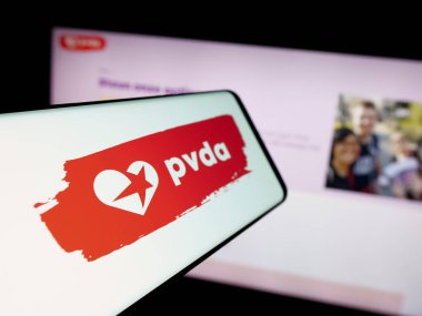 Stuttgart, Almanya - 07-10-2025: Web sitesi önünde Parj van de Arbeid van Belgie (PVDA) logosuna sahip akıllı telefon. Telefon ekranının merkez soluna odaklan.
