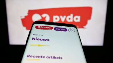 Stuttgart, Almanya - 07-10-2025: Partij van de Arbeid van Belgie 'nin (PVDA) yer aldığı cep telefonu logonun önünde ekranda. Telefon ekranının sol üst kısmına odaklan.