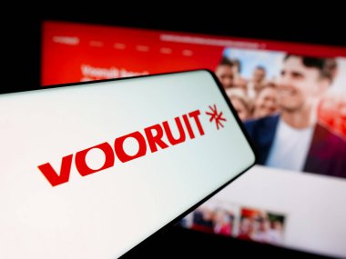 Stuttgart, Almanya - 07-10-2025: Flaman siyasi partisi Vooruit 'in logosunun yer aldığı akıllı telefon web sitesinin önünde ekranda. Telefon ekranının merkez soluna odaklan.