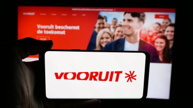 Stuttgart, Almanya - 07-10-2025: Flaman siyasi partisi Vooruit 'in logosunun bulunduğu cep telefonu web sayfası önünde ekranda. Telefon ekranına odaklan.