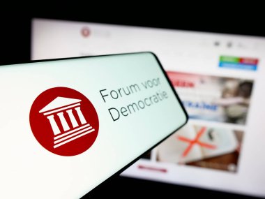 Stuttgart, Almanya - 07-10-2025: Hollandalı parti Forum voor Democratie (FvD) logosuna sahip akıllı telefon web sitesinin önünde ekranda. Telefon ekranının soluna odaklan.