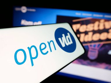 Stuttgart, Almanya - 07-11-2025: Açık Vlaamse Liberalen en Democraten Açık VLD logosuna sahip akıllı telefon web sitesinin önünde ekranda. Telefon ekranının merkez soluna odaklan.