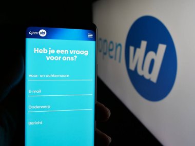 Stuttgart, Almanya - 07-11-2025: Logonun önünde Open Vlaamse Liberalen en Democraten Open VLD web sayfası bulunan kişi. Telefon ekranının merkezine odaklan.