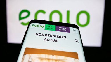 Stuttgart, Almanya - 07-11-2025: Belçika 'nın siyasi partisi Ecolo' nun web sitesinin bulunduğu cep telefonu logonun önünde ekranda. Telefon ekranının sol üst kısmına odaklan.