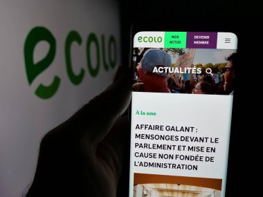Stuttgart, Almanya - 07-11-2025: Belçika 'nın siyasi partisi Ecolo' nun web sitesiyle logo önünde cep telefonu tutan kişi. Telefon ekranının merkezine odaklan.