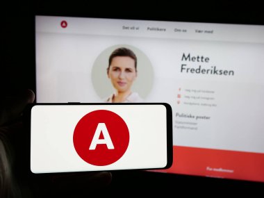 Stuttgart, Almanya - 07-11-2025: İnternet sitesi önünde ekranda Danimarkalı siyasi parti Socialdemokraterne (S) logosuna sahip akıllı telefon tutan kişi. Telefon ekranına odaklan.