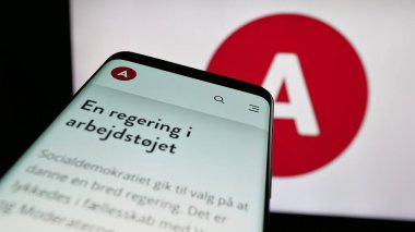 Stuttgart, Almanya - 07-11-2025: Danimarka siyasi partisi Socialdemokraterne 'in (S) web sitesinin bulunduğu cep telefonu logonun önünde ekranda. Telefon ekranının sol üst kısmına odaklan.