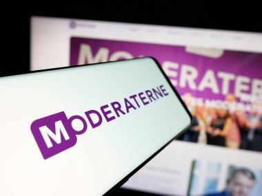 Stuttgart, Almanya - 07-11-2025: İnternet sitesinin önünde Danimarkalı siyasi parti Moderaterne (M) logosu olan akıllı telefon. Telefon ekranının merkez soluna odaklan.