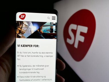 Stuttgart, Almanya - 07-11-2025: Danimarka partisi Socialistisk Folkeparti 'nin (SF) web sayfası olan cep telefonu logosu önünde ekranda. Telefon ekranının merkezine odaklan.
