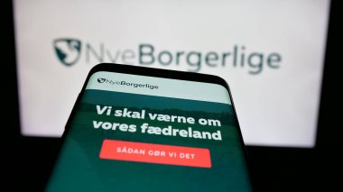 Stuttgart, Almanya - 07-11-2025: Danimarka siyasi partisi Nye Borgerlige 'in (NB) web sitesinin bulunduğu cep telefonu logonun önünde ekranda. Telefon ekranının sol üst kısmına odaklan.