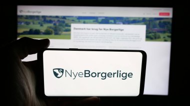 Stuttgart, Almanya - 07-11-2025: Danimarkalı siyasi parti Nye Borgerlige (NB) logosunun bulunduğu cep telefonu web sayfası önünde ekranda. Telefon ekranına odaklan.