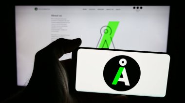 Stuttgart, Almanya - 07-11-2025: İnternet sayfasının önünde Danimarka 'nın siyasi partisi Alternativet' in (A) logosunu elinde tutan kişi. Telefon ekranına odaklan.