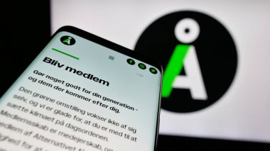 Stuttgart, Almanya - 07-11-2025: Danimarka siyasi partisi Alternativet 'in (A) yer aldığı cep telefonu logosu önünde ekranda. Telefon ekranının sol üst kısmına odaklan.