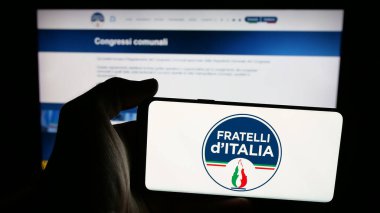 Stuttgart, Almanya - 07-11-2025: İtalyan partisi Fratelli d 'Italia' nın logosunun bulunduğu cep telefonu web sayfası önünde ekranda. Telefon ekranına odaklan.