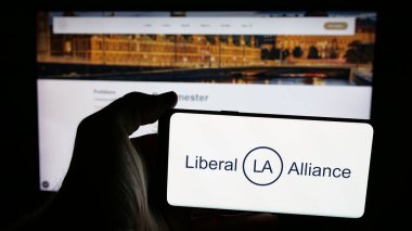 Stuttgart, Almanya - 07-11-2025: Danimarka siyasi partisi Liberal İttifakı 'nın (LA) logosunu taşıyan cep telefonu web sitesinin önünde duruyor. Telefon ekranına odaklan.