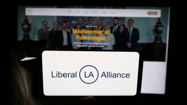 Stuttgart, Almanya - 07-11-2025: Danimarka siyasi partisi Liberal İttifakı 'nın (LA) logosunun bulunduğu cep telefonu web sayfası önünde ekranda. Telefon ekranına odaklan.