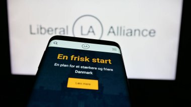 Stuttgart, Almanya - 07-11-2025: Danimarka siyasi partisi Liberal İttifakın (LA) web sitesinin bulunduğu cep telefonu logonun önünde ekranda. Telefon ekranının sol üst kısmına odaklan.