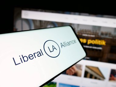 Stuttgart, Almanya - 07-11-2025: Web sitesi önünde ekranda Danimarkalı siyasi parti Liberal İttifakı (LA) logosu bulunan akıllı telefon. Telefon ekranının merkez soluna odaklan.