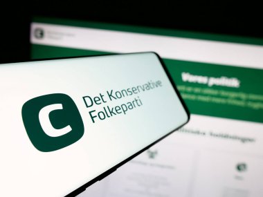 Stuttgart, Almanya - 07-11-2025: İnternet sitesi önünde üzerinde Danimarkalı Det Konservative Folkeparti (KF) logosu bulunan akıllı telefon. Telefon ekranının soluna odaklan.