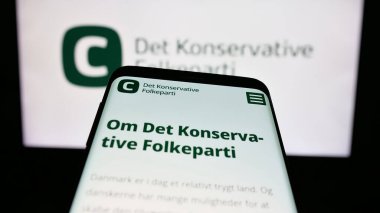 Stuttgart, Almanya - 07-11-2025: Danimarka partisi Dedektif Konservatif Folkeparti 'nin (KF) web sitesinin bulunduğu cep telefonu logonun önünde ekranda. Telefon ekranının sol üst kısmına odaklan.