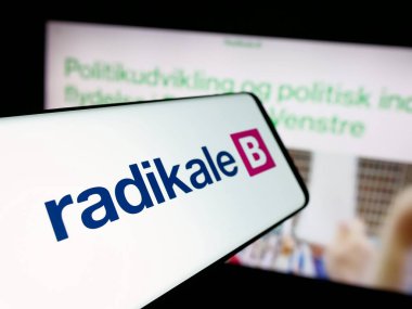 Stuttgart, Almanya - 07-11-2025: Web sitesinin önünde Danimarka siyasi partisi Radikale Venstre 'nin (RV) logosuna sahip akıllı telefon. Telefon ekranının merkez soluna odaklan.