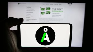 Stuttgart, Almanya - 07-11-2025: İnternet sayfasının önünde Danimarka 'nın siyasi partisi Alternativet (A) logosunun bulunduğu cep telefonu sahibi. Telefon ekranına odaklan.