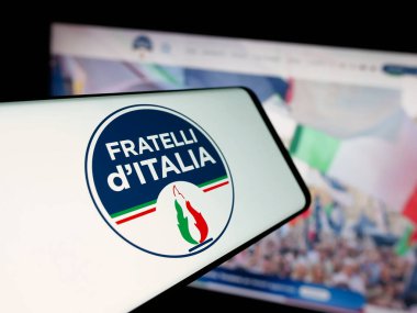 Stuttgart, Almanya - 07-11-2025: İnternet sitesi önünde üzerinde İtalyan partisi Fratelli d 'Italia' nın (FDL) logosu bulunan akıllı telefon. Telefon ekranının merkezine odaklan.
