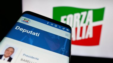 Stuttgart, Almanya - 07-17-2025: İtalyan siyasi partisi Forza Italia 'nın (FI) yer aldığı cep telefonu logosu önünde ekranda. Telefon ekranının sol üst kısmına odaklan.