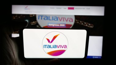 Stuttgart, Almanya - 07-17-2025: İtalyan siyasi partisi Italia Viva 'nın logosunun bulunduğu cep telefonu web sayfası önünde ekranda. Telefon ekranına odaklan.
