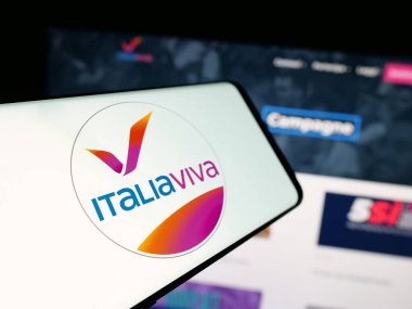 Stuttgart, Almanya - 07-17-2025: İnternet sitesinin önünde İtalyan siyasi partisi Italia Viva 'nın (IV) logosuna sahip akıllı telefon. Telefon ekranının merkez soluna odaklan.