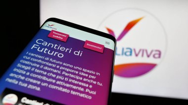 Stuttgart, Almanya - 07-17-2025: İtalyan siyasi partisi Italia Viva 'nın (IV. Telefon ekranının sol üst kısmına odaklan.