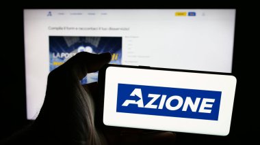 Stuttgart, Almanya - 07-17-2025: İtalyan siyasi partisi Azione 'nin logosunu web sayfasının önünde tutan kişi. Telefon ekranına odaklan.