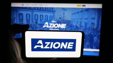Stuttgart, Almanya - 07-17-2025: İtalyan siyasi partisi Azione 'nin logosunun bulunduğu cep telefonu web sayfası önünde ekranda. Telefon ekranına odaklan.