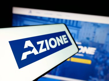 Stuttgart, Almanya - 07-17-2025: İtalyan siyasi partisinin logosunun yer aldığı akıllı telefon web sitesinin önünde ekranda. Telefon ekranının soluna odaklan.