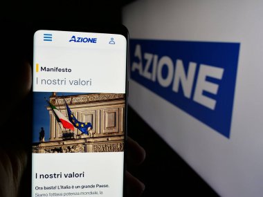 Stuttgart, Almanya - 07-17-2025: İtalyan siyasi partisi Azione 'nin web sayfası logonun önünde duran kişi. Telefon ekranının merkezine odaklan.