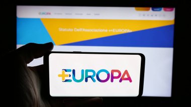 Stuttgart, Almanya - 07-17-2025: İtalyan siyasi partisi Piu Europa 'nın logosunun bulunduğu cep telefonu web sayfası önünde ekranda. Telefon ekranına odaklan.