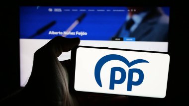Stuttgart, Almanya - 07-17-2025: İspanyol siyasi partisi Partido Popular 'ın logosunun bulunduğu cep telefonu web sayfası önünde ekranda. Telefon ekranına odaklan.