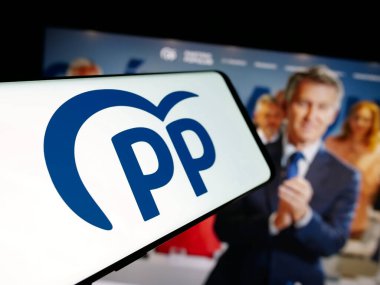 Stuttgart, Almanya - 07-17-2025: İnternet sitesi önünde üzerinde İspanyol siyasi partisi Partido Popular (PP) logosu bulunan akıllı telefon. Telefon ekranının merkez soluna odaklan.