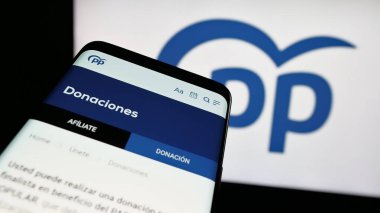 Stuttgart, Almanya - 07-17-2025: İspanyol siyasi partisi Partido Popular 'ın (PP) yer aldığı cep telefonu logosu önünde ekranda. Telefon ekranının sol üst kısmına odaklan.